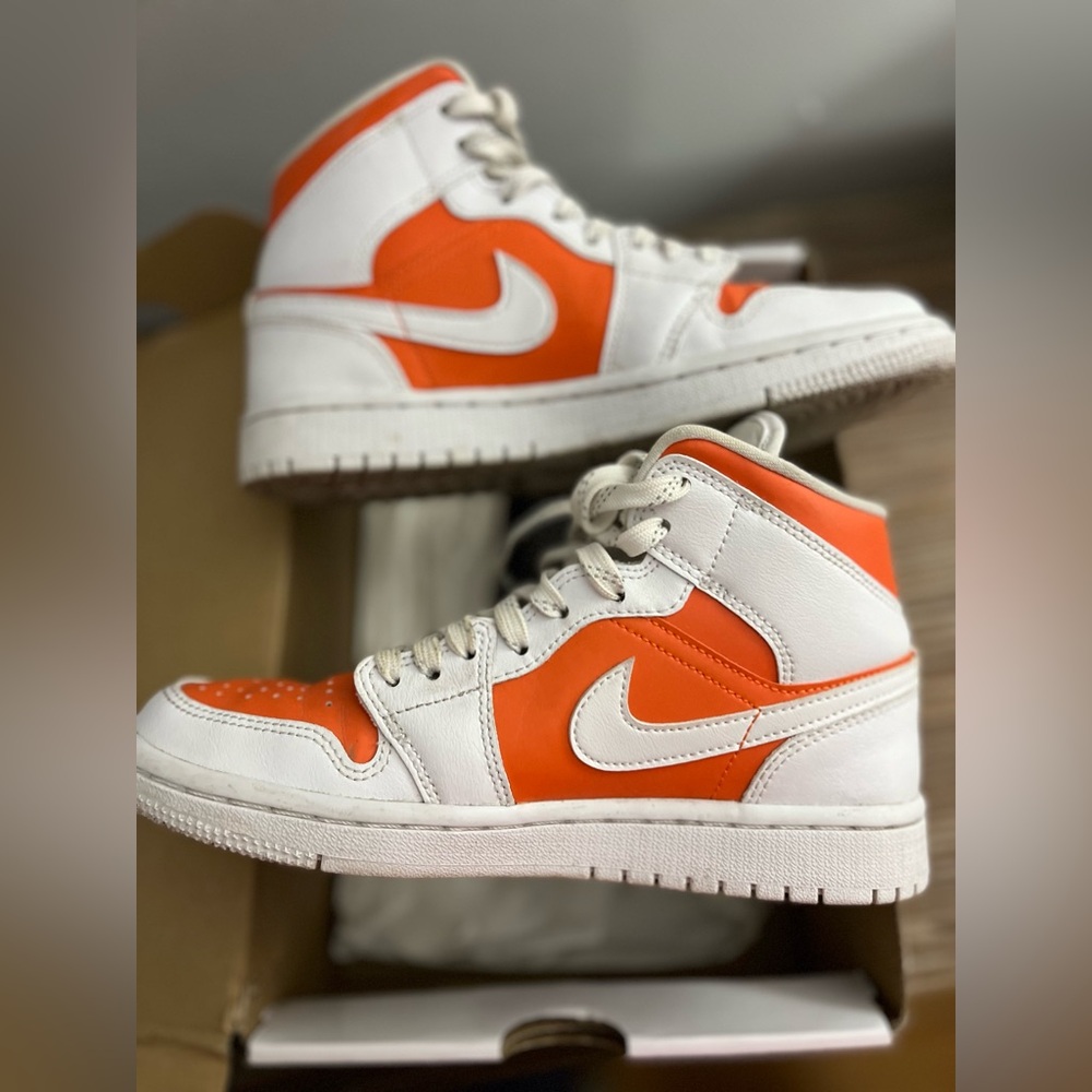 Air Jordan 1 Mid SE Bright Citrus Women’s Size 6 Electro Orange in Box - Picture 5 of 16